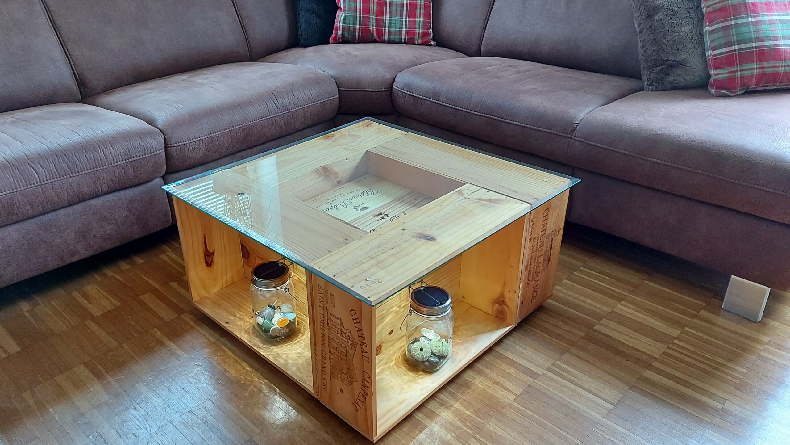 Couchtisch aus Weinkisten mit Glasplatte und Parketträder, groß